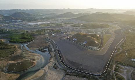 Foto udara tikungan ke-10 lintasan Mandalika International Street Circuit saat matahari terbit di KEK Mandalika, NTB (ilustrasi). PT PP menyelesaikan pembangunan Sirkuit Mandalika sesuai standar FIM.