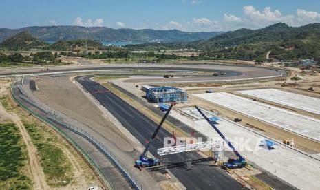 Foto udara tikungan ke-17 dan lintasan lurus Mandalika International Street Circuit di Kawasan Ekonomi Khusus (KEK) Mandalika, Pujut, Praya, Lombok Tengah, NTB, Selasa (10/8/2021).