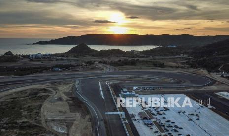 Foto udara tikungan ke 17 lintasan Pertamina Mandalika International Street Circuit saat matahari terbenam di KEK Mandalika, Kuta, Praya, Lombok Tengah, NTB, Kamis (14/10/2021). Pembelian tiket untuk event World Superbike secara resmi dibuka pada 18 Oktober 2021 secara online maupun ofline dengan syarat sudah dua kali vaksin COVID-19.