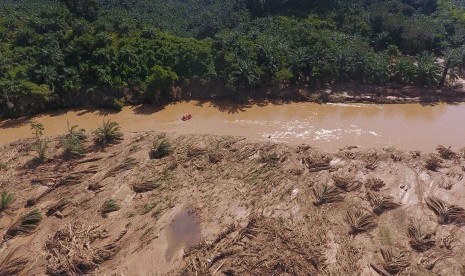 Foto udara tim Basarnas dan BNPB Bengkulu menyusuri sungai saat pencarian korban banjir bandang di sungai desa Talang Boseng Bengkulu Tengah, Bengkulu, Rabu (1/5/2019).