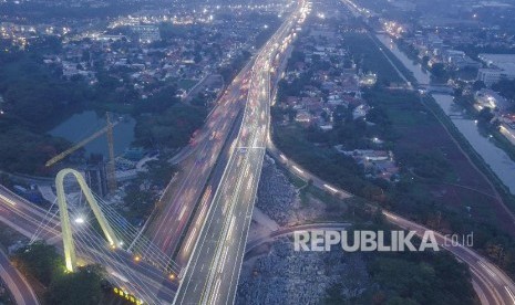 Foto Udara Tol Layang (Elevated) Jakarta-Cikampek (Japek) II di Tambun, Kabupaten Bekasi, Jawa Barat, Minggu (15/12/2019). 