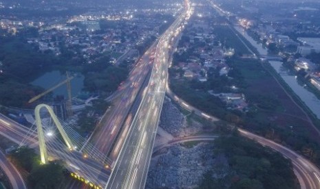 Foto Udara Tol Layang (Elevated) Jakarta-Cikampek (Japek) II di Tambun, Kabupaten Bekasi, Jawa Barat. 