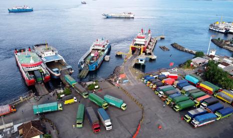 Foto udara truk angkutan barang antre memasuki kapal di Pelabuhan Ketapang, Banyuwangi, Jawa Timur, Ahad (24/4/2022). Kementerian Perhubungan (Kemenhub) mengeluarkan aturan pembatasan angkutan barang mulai 28 April-1 Mei 2022 dan arus balik mulai 6-9 Mei 2022 untuk mendukung kelancaran arus mudik lebaran 2022.