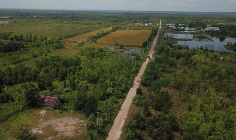 Foto udara truk melintas di areal lahan tanah gambut di kawasan Jalan Nasional Kalimantan Sebangau, Palangka Raya, Kalimantan Tengah. Kementerian Lingkungan Hidup dan Kehutanan (KLHK) menyatakan proyek Sustainable Management Peat-Land Ecosystems Indonesia (SMPEI) telah berhasil merubah pola pikir dan keyakinan masyarakat tentang lahan gambut. Adapun Proyek SMPEI sebagai proyek manajemen yang paling kompleks dengan multi-stakeholder.