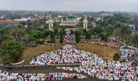 Foto udara umat muslim melaksanakan shalat Idul Adha di Alun-alun Ciamis, Jawa Barat, Ahad (11/8/2019).