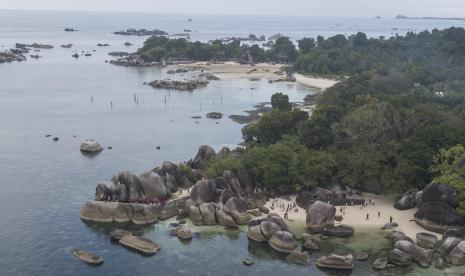 Foto udara wisatawan berlibur di Pantai Tanjung Tinggi, Belitung, Kepulauan Bangka Belitung, Sabtu (21/5/2022). Pantai yang memiliki batu Meteorit (Tektit/Satam) menjadi daya tarik wisatawan berkunjung pada hari libur. 