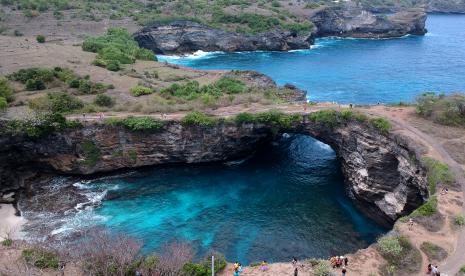 Foto udara wisatawan mengunjungi Broken Beach, Nusa Penida, Klungkung, Bali.