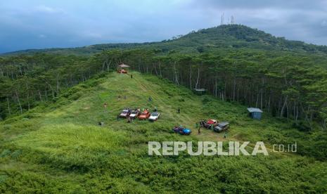 Foto udara wisatawan menikmati pemandangan usai menyusuri hutan menggunakan mobil jenis Jeep milik Roban Jeep Community saat Wisata Jelajah Alas Roban di Kabupaten Batang, Jawa Tengah, Ahad (26/12/2021). Sejumlah Wisatawan memanfaatkan libur Natal 2021 dengan mengikuti jelajah hutan dan sungai di kawasan Pantura Kabupaten Batang yang menawarkan tantangan adrenalin sebagai wisata favorit alternatif.