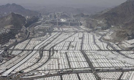 Foto udara yang diambil dari helikopter, menunjukkan ribuan tenda pemondokan jamaah haji di Mina, Sabtu (27/10).   (Hassan Ammar/AP)