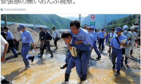 Foto Wakil Menteri Rekonstruksi Jepang Shunsuke Mutai digendong saat melintasi genangan air menuai kecaman di media sosial. 