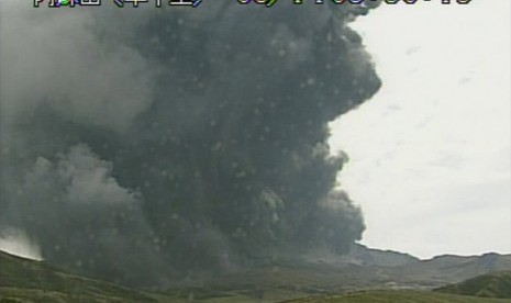 Foto yang diambil dari cuplikan citra yang diperoleh Japan Meteorological Agency memperlihatkan asap hitam yang keluar dari letusan Gunung Aso di Kyushu, Senin (14/9).