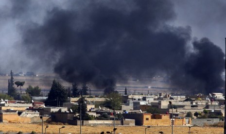 Foto yang diambil dari sisi Turki di perbatasan Turki-Suriah di Akcakale, Provinsi Sanliurfa menunjukkan asap membumbung usai serangan militer Turki, Kamis (10/10).