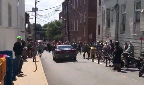 Foto yang diambil dari video milik Brennan Gilmore menunjukkan sebuah mobil yang baru saja menabrak demonstran di Charlottesville, Virginia, AS, Sabtu (12/8) waktu setempat. Setidaknya satu orang meninggal karena kejadian tersebut. 