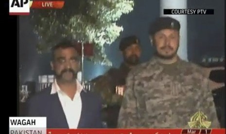 Foto yang diambil dari video pasokan PTV memperlihatkan  Komandan Abhinandan Varthaman, yang menjadi wajah dan simbol dari bentrok terbesar antara India dan Pakistan, berjalan melintasi perbatasan menuju India di Wagah, Pakistan, Jumat (1/3). Pakistan telah menyerahkan pilot India. 