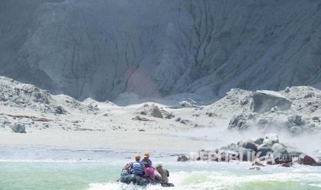 Foto yang diambil oleh  Michael Schade seorang wisatawan yang berada di lokasi Pulau Putih menunjukkan wisatawan lain meninggalkan Pulau Putih Selandia baru saat terjadi letusan, Senin (9/12). 