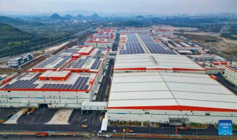 Foto yang diambil pada 19 Oktober 2023 menunjukkan basis manufaktur baterai tenaga energi dan penyimpanan energi baru milik raksasa baterai China, Contemporary Amperex Technology Co, Ltd. (CATL) di Kawasan Baru Guian, Provinsi Guizhou, China barat daya. Pangkalan baterai tahap pertama seluas 59 hektare itu mulai beroperasi Okober lalu.