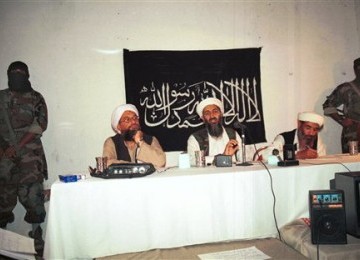 Foto yang diambil pada 1998 ini menunjukkan pemimpin Al-Qaidah, Osama bin Laden (tengah), ketika memberikan pengarahan kepada anak buahnya.