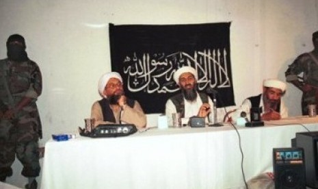 Foto yang diambil pada 1998 ini menunjukkan pemimpin Al-Qaidah, Osama bin Laden (tengah), ketika memberikan pengarahan kepada anak buahnya.