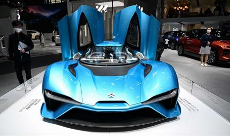 Foto yang diambil pada 30 Desember 2022 ini menunjukkan mobil listrik NIO eP9 yang ditampilkan di Pameran Otomotif Internasional Guangzhou ke-20 di Guangzhou, Provinsi Guangdong, Tiongkok selatan.