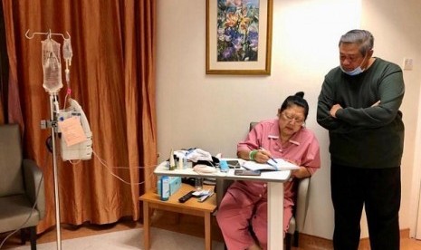 Foto Ani Yudhoyono mengenakan baju pasien National University Hospital Singapura yang dibagikan di akun Instagramnya