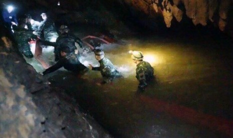 Foto yang dikeluarkan Tham Luang Rescue Operation Centre, tim pencari berjalan memasuki kompleks gua di mana 12 anak dan pelatih sepak bola mereka hilang selama 10 hari di Mae Sai, Provinsi Chiang Rai, Thailand, 2 Juli 2018.