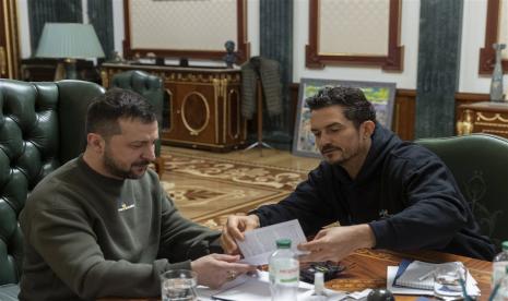 Foto yang dipasok Presidential Press Service Ukraina pada  27 Maret 2023 menunjukkan Presiden Volodymyr Zelensky (kiri) berbincang dengan aktor asal Inggris sekaligus Unicef Goodwill Ambassador Orlando Bloom dalam pertemuan di Kyiv, Ukraina, 26 Maret 2023.