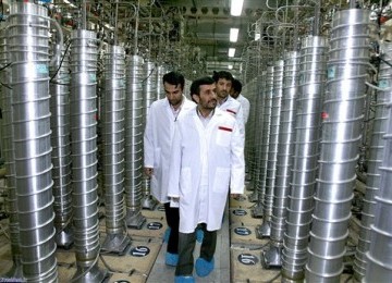 Foto yang dirilis 8 April 2008 ini memperlihatkan Presiden Iran Mahmoud Ahmadinejad (tengah) mengunjungi fasilitas pengayaan uranium Iran di Natanz, sekitar 322 km dari Teheran. 