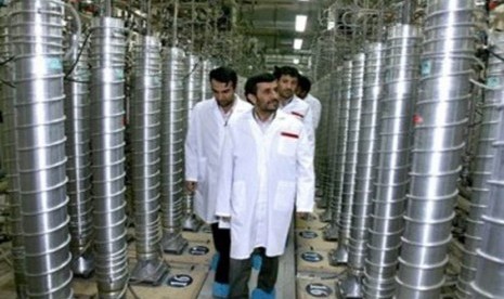 Foto yang dirilis 8 April 2008 ini memperlihatkan Presiden Iran Mahmoud Ahmadinejad (tengah) mengunjungi fasilitas pengayaan uranium Iran di Natanz, sekitar 322 km dari Teheran. 