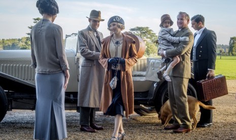  Foto yang dirilis oleh Focus Features menunjukkan Elizabeth McGovern, Harry Hadden-Paton, Laura Carmichael, Hugh Bonneville, dan Michael Fox dalam sebuah adegan dari film Downton Abbey. 