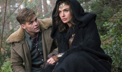 Foto yang dirilis Warner Bros. Pictures, menampilkan Chris Pine dan Gal Gadot dalam film Wonder Woman.