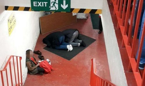 Foto yang memerlihatkan dua muslim yang tengah melakukan shalat di Anfield