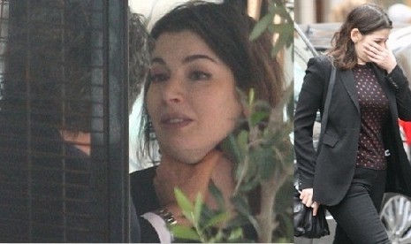 Foto yang memperlihatkan miliuner Charles Saatchi menaruh tangannya di leher istrinya, Nigella Lawson