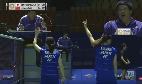 Foto yang memperlihatkan pasangan unggulan pertama dari Jepang, Misaki Matsutomo/Ayaka Takahashi yang meminta challenge namun tidak disetujui wasit dalam pertandingan di babak kedua turnamen Cina Open Super Series Premier 2016, yang dibuat petisi di change