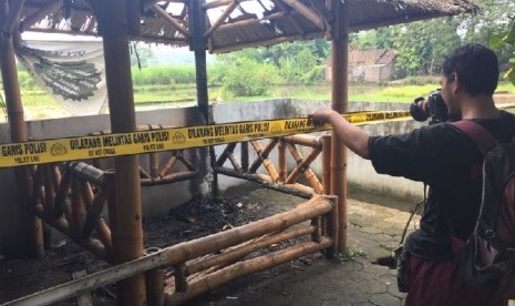 Fotografer mengambil gambar gazebo Mushola Fatturahman Desa Jambidan, Bantul, yang terbakar. 