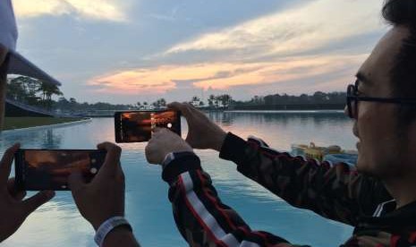 Tourists capture sunset in Bintan, Riau Island Province. (File photo)