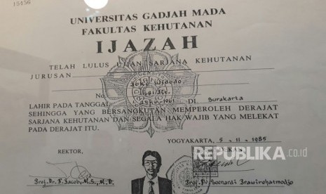 Fotokopi ijazah Presiden Joko Widodo yang dipajang di Graha Inovasi Mahasiswa Fakultas Kehutanan UGM. Selasa (19/12). 