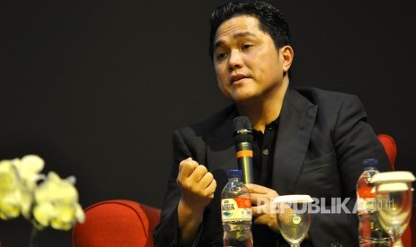 Founder and Chairman of Mahaka Group Erick Thohir (kanan) memberikan paparanya didampingi President and CEO Net TV Wisnutama (kiri), Market Development General Electric Indonesia Mulyandy Nasution (tengah) saat acara Inspire Me IME Conference 2017 yang bertajuk Creativepreneurship di The British School Jakarta, Bintaro, Tangerang Selatan, Jumat (15/9).