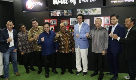 Founder and Chairman of Mahaka Group Erick Thohir (tengah) didampingi Wali Kota Jakarta Selatan Tri Kurniadi dan jajaran direksi ISMC saat pembukaan ISMC Kemang, Jakarta