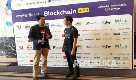 Founder & CEO Digital Enterprise Indonesia (DEI) Bari Arijono dan CEO Amanah Capital Group Abas A. Jalil dalam acara Blockchain Indo 2018 di Grand Ballroom Kempinski Jakarta.