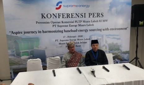 Founder & Chairman PT Supreme Energy Supramu Santosa (kiri) saat konferensi pers usai peresmian PLTP Muara Labuh di Kabupaten Solok Selatan, Senin (17/2)