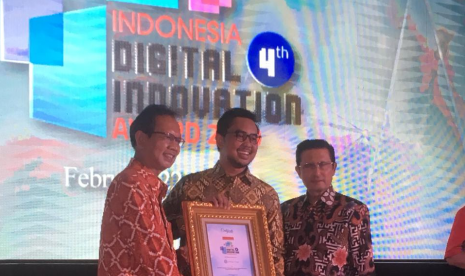 Founder dan CEO Amartha Andi Taufan Garuda Putra (tengah) saat menerima penghargaan Indonesia Digital Innovation Award 2019.