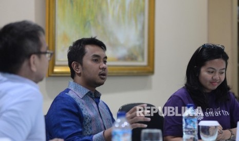 Founder dan CEO PT. Amartha Mikro Fintek, Andi Taufan Garuda Putra (tengah) memberikan penjelasan mengenai aplikasi Fintek peminjaman uang kepada redaksi Harian Republika saat melakukan pertemuan di Gedung Harian Republika, Jakarta, Selasa (14/2). 