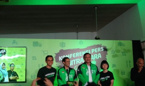 Founder dan Global CEO Gojek Indonesia Nadiem Makarim dan Menteri Koordinator Bidang Kemaritiman Luhut Binsar Pandjaitan berfoto bersama usai konderensi pers kinerja Gojek Indonesia di kawasan Ancol, Jakarta Utara, Kamis (11/4). 