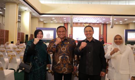 Founder ESQ Group Ary Ginanjar Agustian bersama Wakil Ketua DPR RI Rachmad Gobel dan Anggota Komisi X DPR RI Illiza Sa