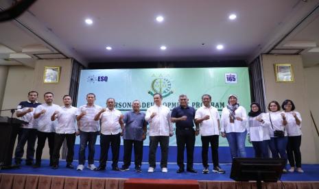 Founder ESQ Group Ary Ginanjar Agustian saat memberikan motivasi kepada 400 jaksa muda peserta Pendidikan dan Pelatihan Pembentukan Jaksa angkatan LXXX (80) di Grand Cempaka Resort, Megamendung, Bogor. 