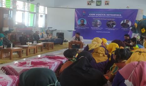 Founder Gerakan Sekolah Menyenangkan (GSM) Muhammad Nur Rizal mengisi materi pada acara workshop Corss Kunjungan dari Supiori dan Bali bertajuk GSM Yogyakarta Istimewa: Membangun Spirit untuk Terus Bergerak Menuju Perubahan di SDN Klitren Kota Yogyakarta, Kamis (25/5/2023).