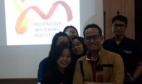 Founder I'M Institute, Witjaksono bersama sejumlah mahasiswa Universitas Diponegoro dalam acara bertajuk FisiPreneur School, kemarin. Acara tersebut sukses dihadiri ratusan mahasiswa. 