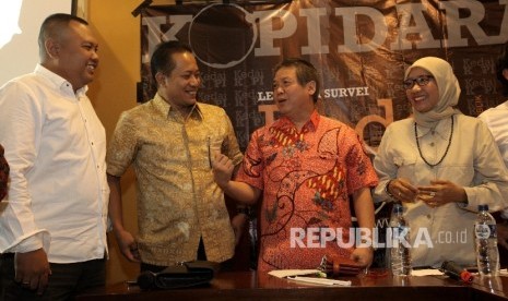 Founder Lembaga Survei Kelompok Diskusi dan Kajian Opini Publik Indonesia (KedaiKOPI), Hendri Satrio (kiri) , berbincang bersama Tim Pemengan Anies-Uno, Ferry Juliantono, Tim Pemenangan Ahok-Djarot, Hendrawan Supratikno, dan Tim Pemenangan Agus-Silvi, Andi