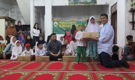 Founder Menteng Muslim Center Arief Rosyid Hasan membagikan paket Lebaran ke anak-anak Panti Asuhan Chairunnisa, Jakarta, Jumat (8/6).