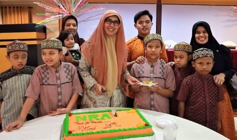 Founder NRA Group, Irmawati Mochtar  bersama hafizh cilik, bersiap memotong kue milad ke-19 NRA.